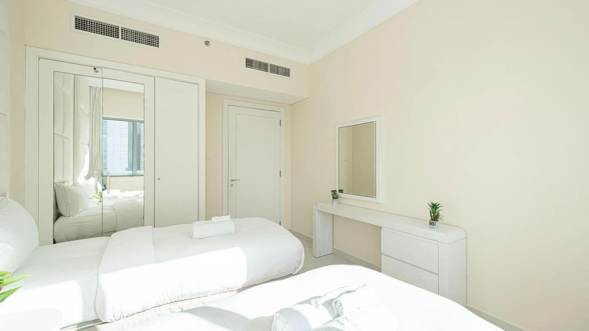 Elegant 3 Bedroom Apartment! 2 Minute Walk To Dubai Mall! Burj Khalifa And Fountain View! 0*,  Spojené arabské emiráty